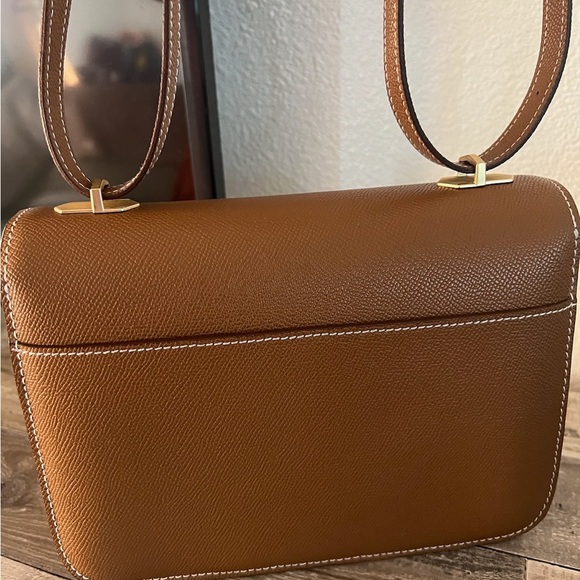 Elegant Brown Crossbody Bag with Gold Accent - Picture 2 of 12